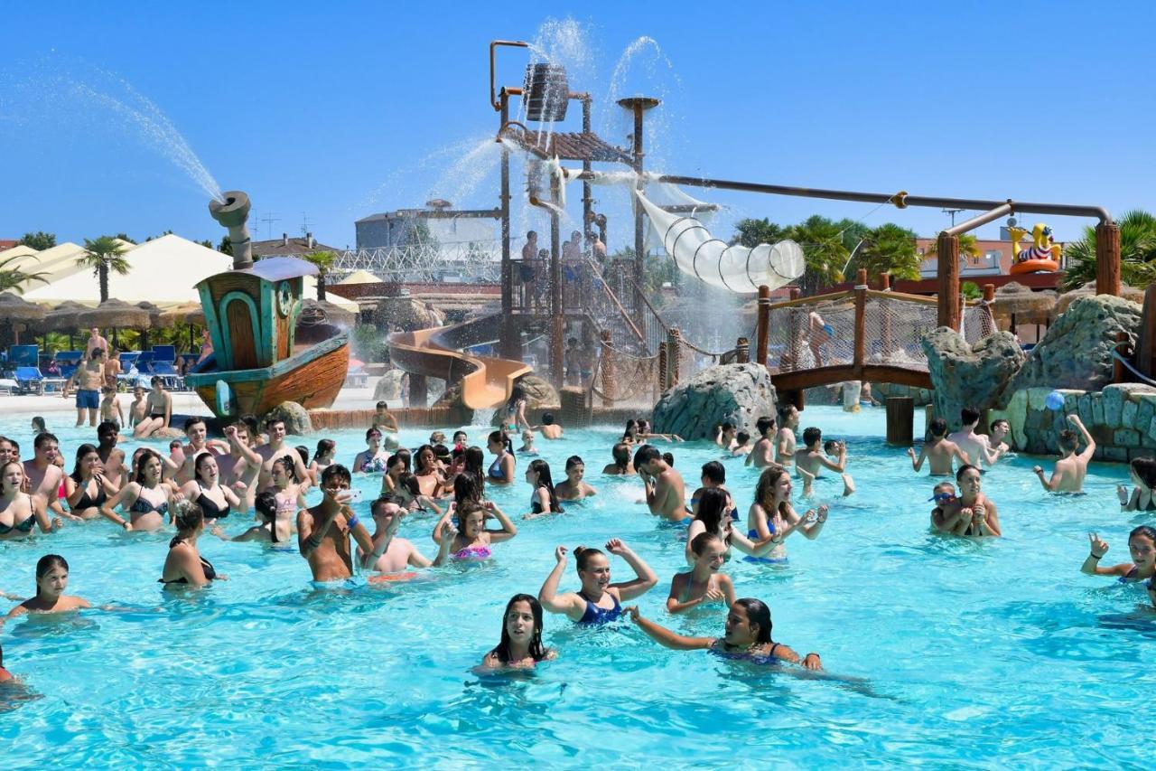 Hotel Apartments Villaggio Dei Fiori 4 Stars Luxury - Great Family Resort - Pet Friendly - With Hypermarket - Delivery Restaurant-Pizzeria - Room Breakfast With Supplement - Ultra Fast Wi-Fi - Play Area For Children - Olympic Swimming Pool - Parking Καόρλε Εξωτερικό φωτογραφία